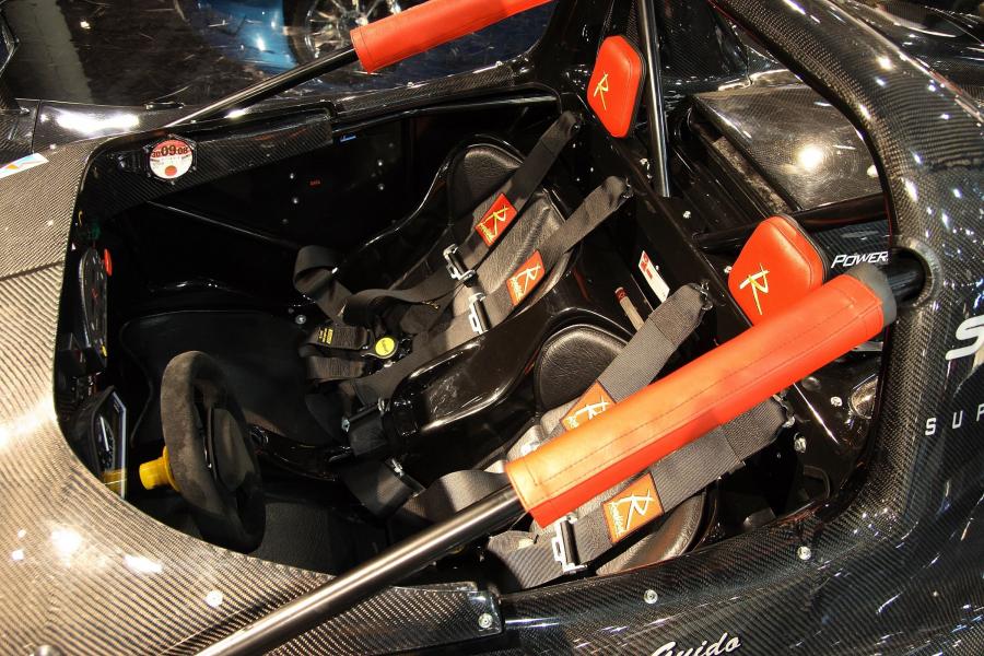 Моторный отсек Radical SR8 Supersport 2008 года  (фото 14 из 24)